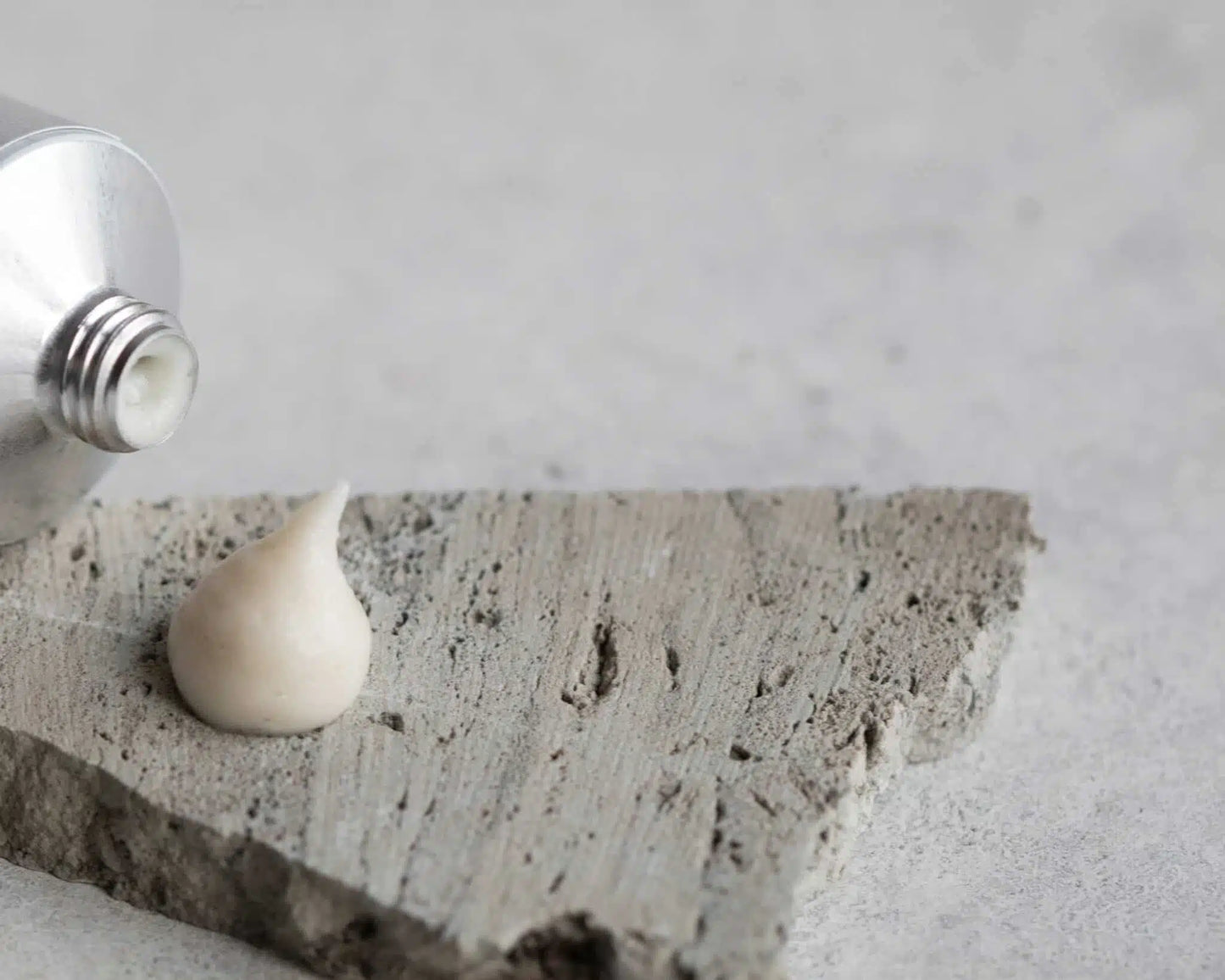 Čistící maska z bílého jílu WHITE CLAY MASK